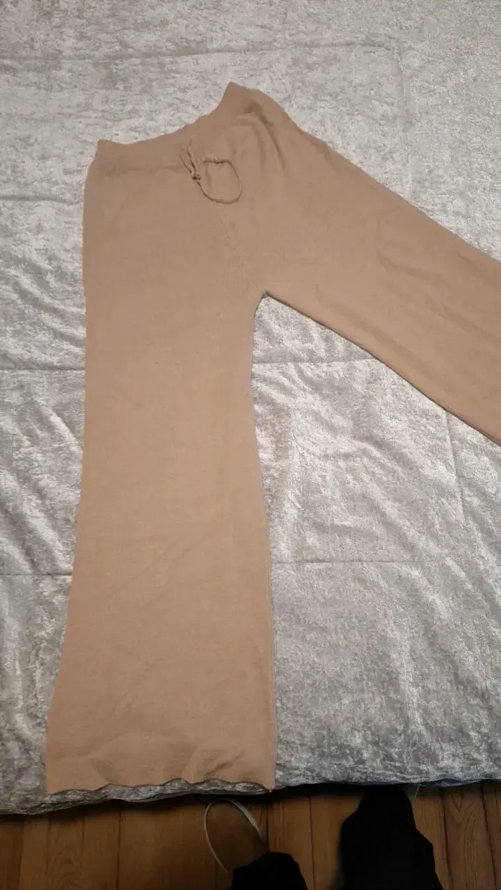 Conjunto de suéter y pantalón a rayas beige - 3