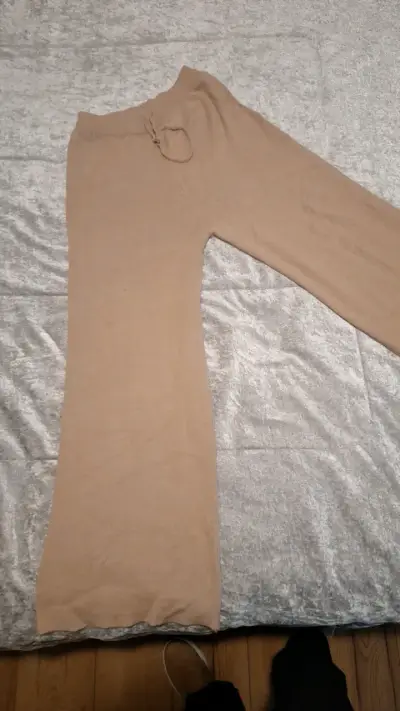 Conjunto de suéter y pantalón a rayas beige - miniatura 3