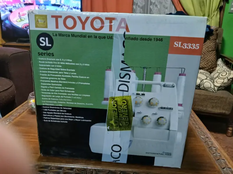 Máquina overlock Toyota SL3335 con accesorios - 1