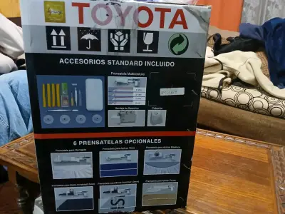 Máquina overlock Toyota SL3335 con accesorios - miniatura 2
