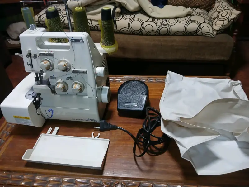 Máquina overlock Toyota SL3335 con accesorios - 3