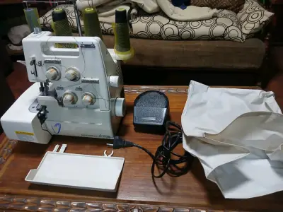 Máquina overlock Toyota SL3335 con accesorios - miniatura 3
