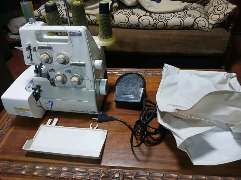 Máquina overlock Toyota SL3335 con accesorios - 4