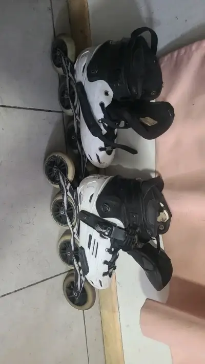 Patines en línea blancos y negros para adultos - miniatura 2