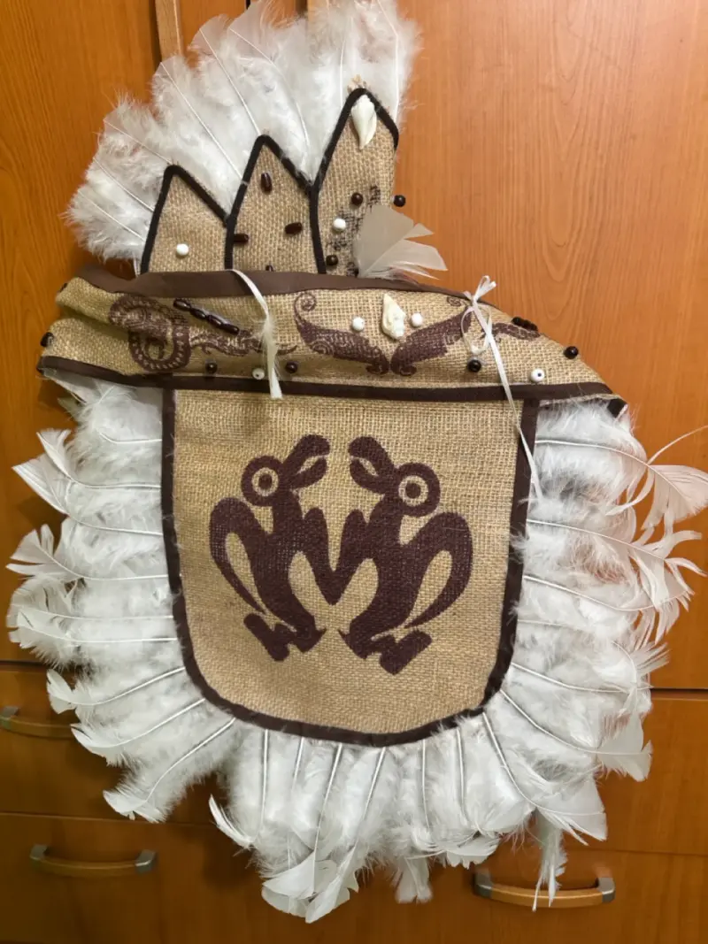 Disfraz Rapa Nui con Plumas y Diseño Tribal - 2