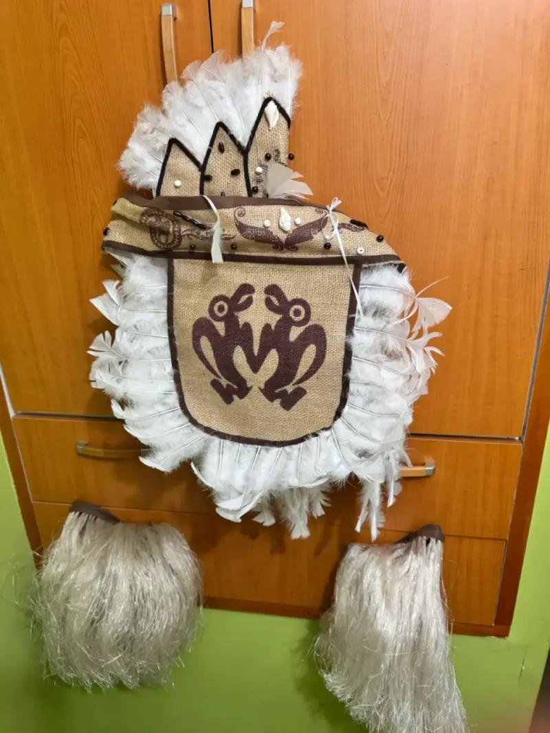 Disfraz Rapa Nui con Plumas y Diseño Tribal - 3