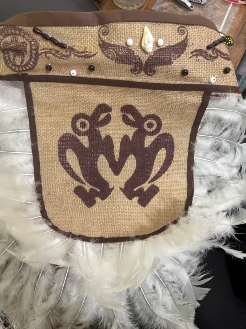 Disfraz Rapa Nui con Plumas y Diseño Tribal - 4