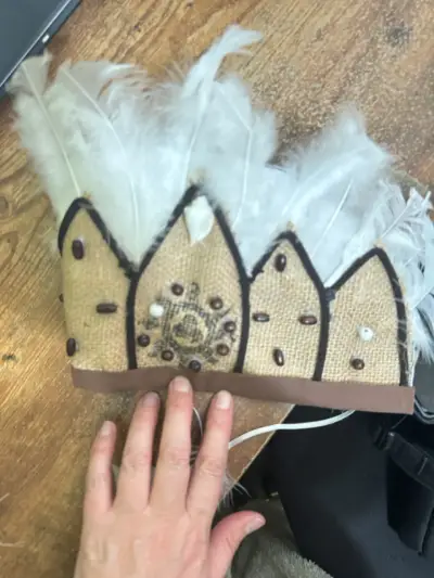 Disfraz Rapa Nui con Plumas y Diseño Tribal - miniatura 5