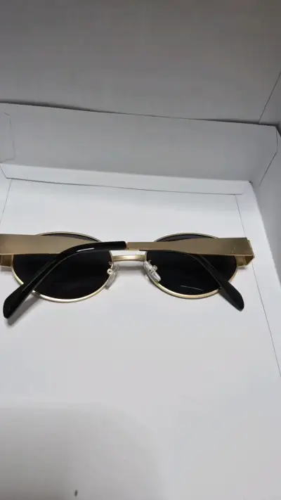 Gafas de Sol Ovaladas Doradas Modernas - miniatura 2