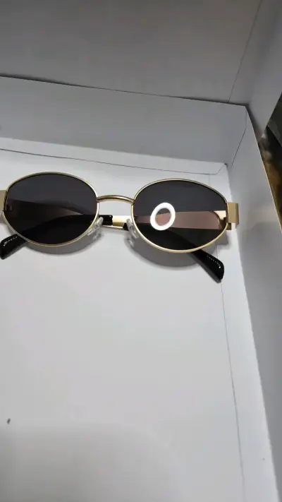 Gafas de Sol Ovaladas Doradas Modernas - miniatura 3