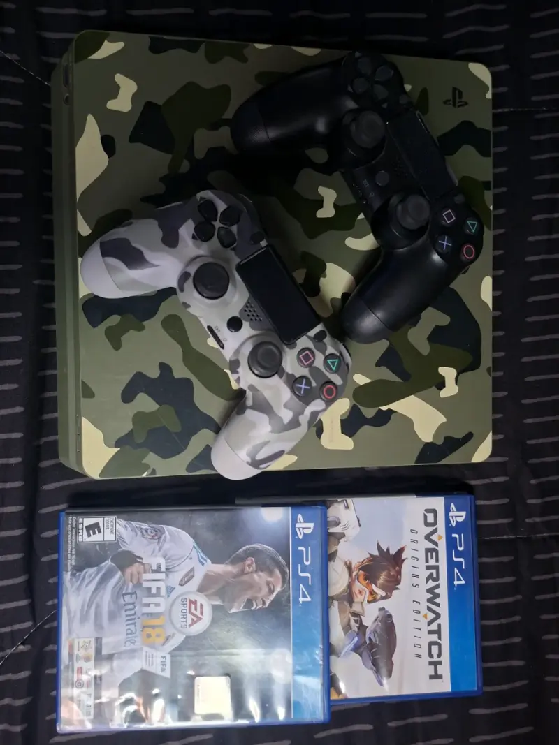 Consola PS4 Slim Camuflaje con 2 Controles y 2Jueg - 1