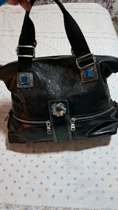 Bolso de cuero negro con detalles metálicos - miniatura 1