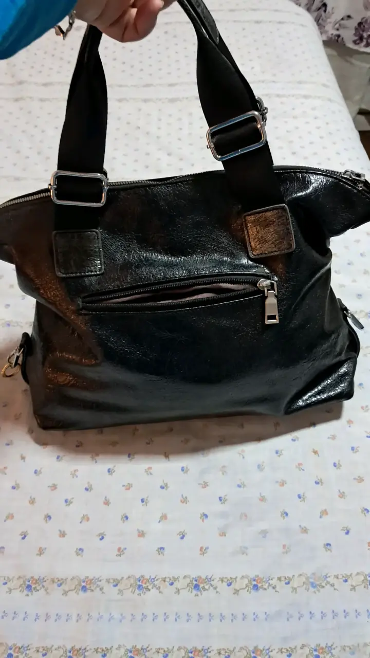 Bolso de cuero negro con detalles metálicos - 2