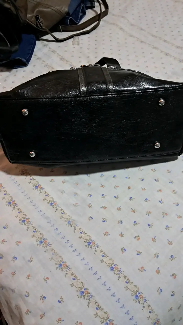 Bolso de cuero negro con detalles metálicos - 3