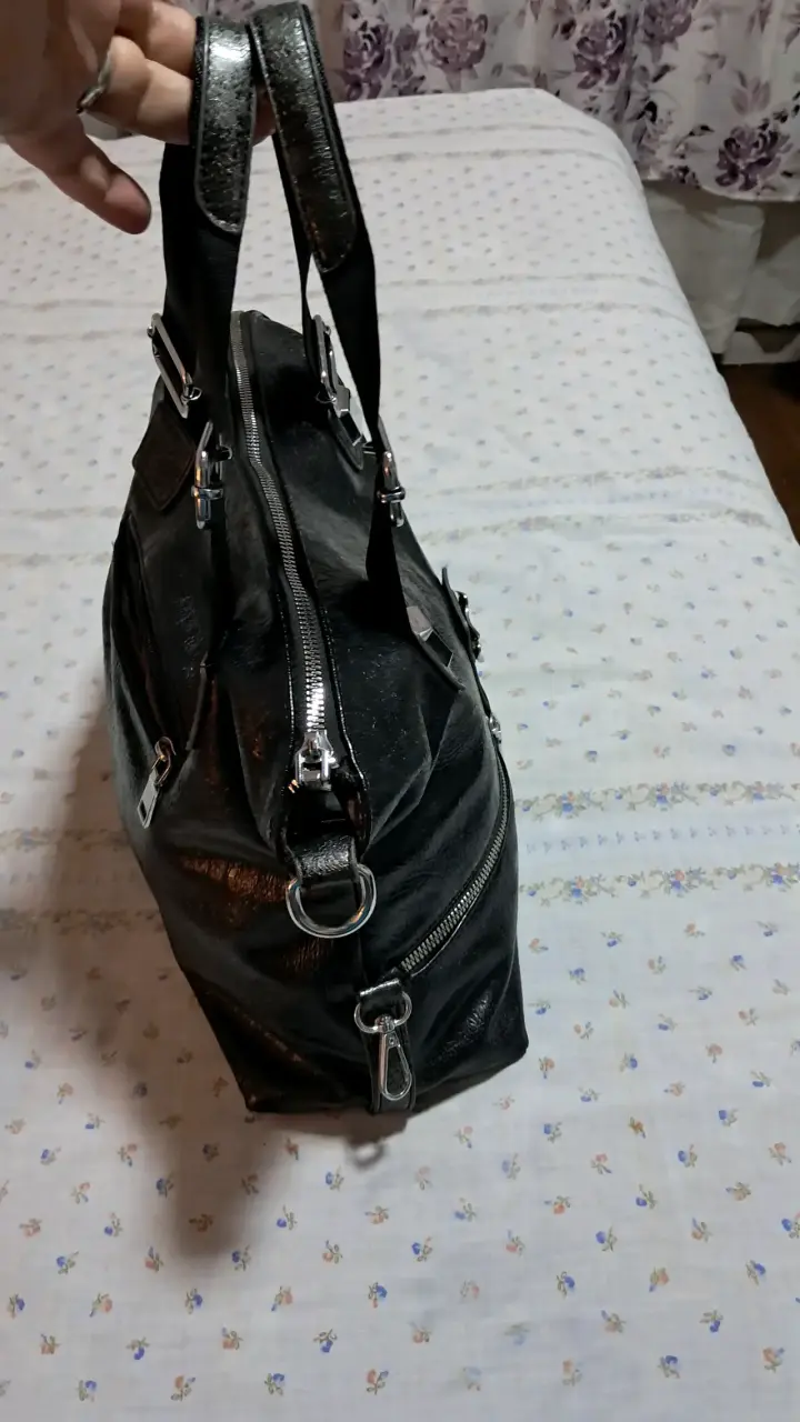 Bolso de cuero negro con detalles metálicos - 4