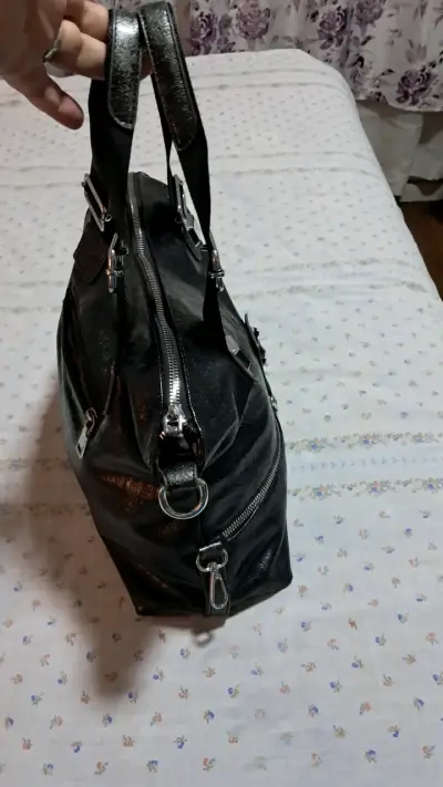 Bolso de cuero negro con detalles metálicos - miniatura 4