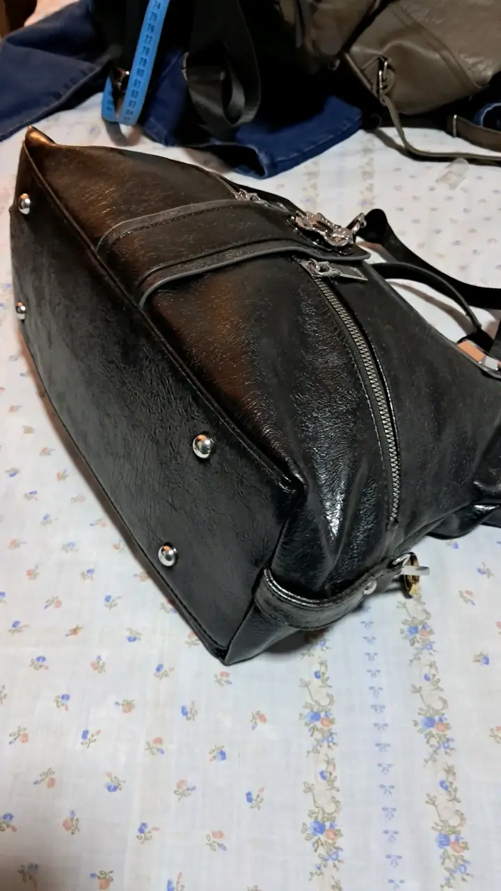 Bolso de cuero negro con detalles metálicos - 5