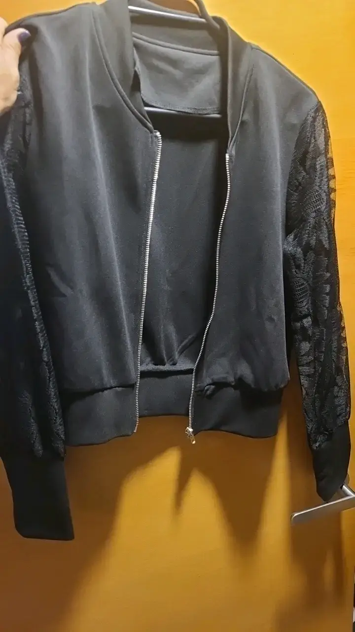 Chaqueta negra con mangas de encaje - 1