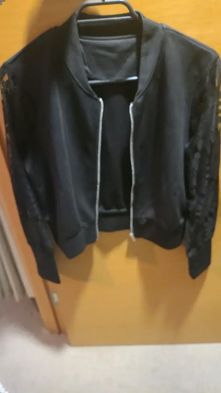 Chaqueta negra con mangas de encaje - 2