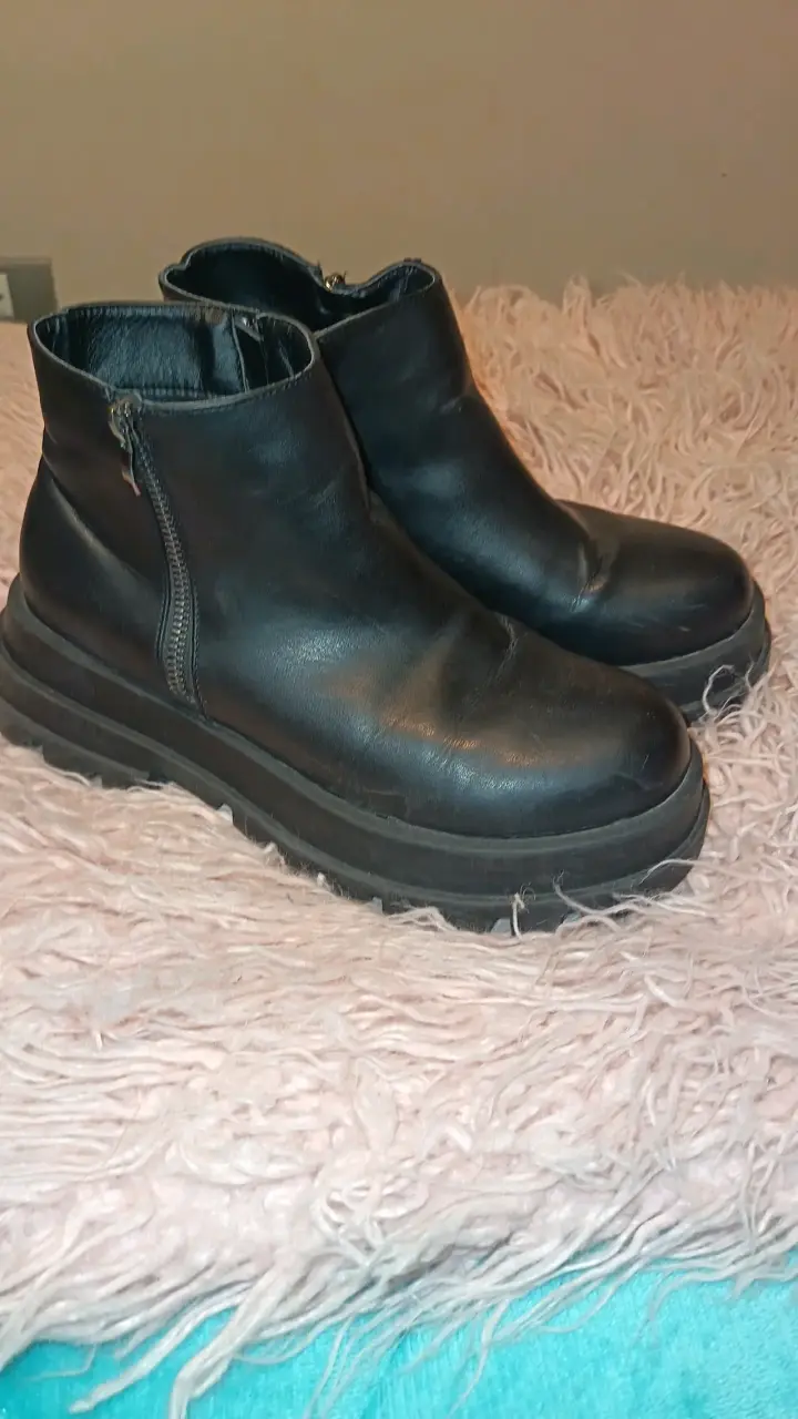 Botines de cuero negro con cierre lateral