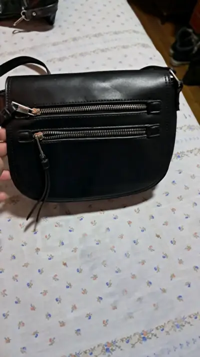 Cartera bandolera negra con cierres metálicos - miniatura 1