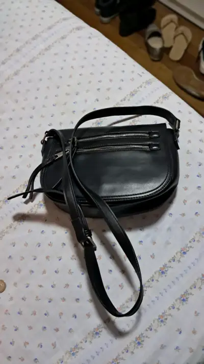 Cartera bandolera negra con cierres metálicos - miniatura 2