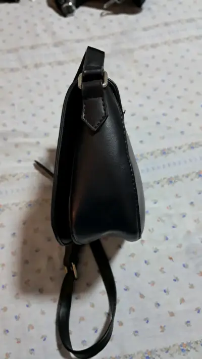 Cartera bandolera negra con cierres metálicos - miniatura 3