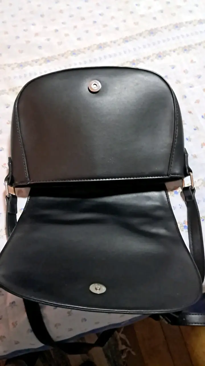 Cartera bandolera negra con cierres metálicos - 4