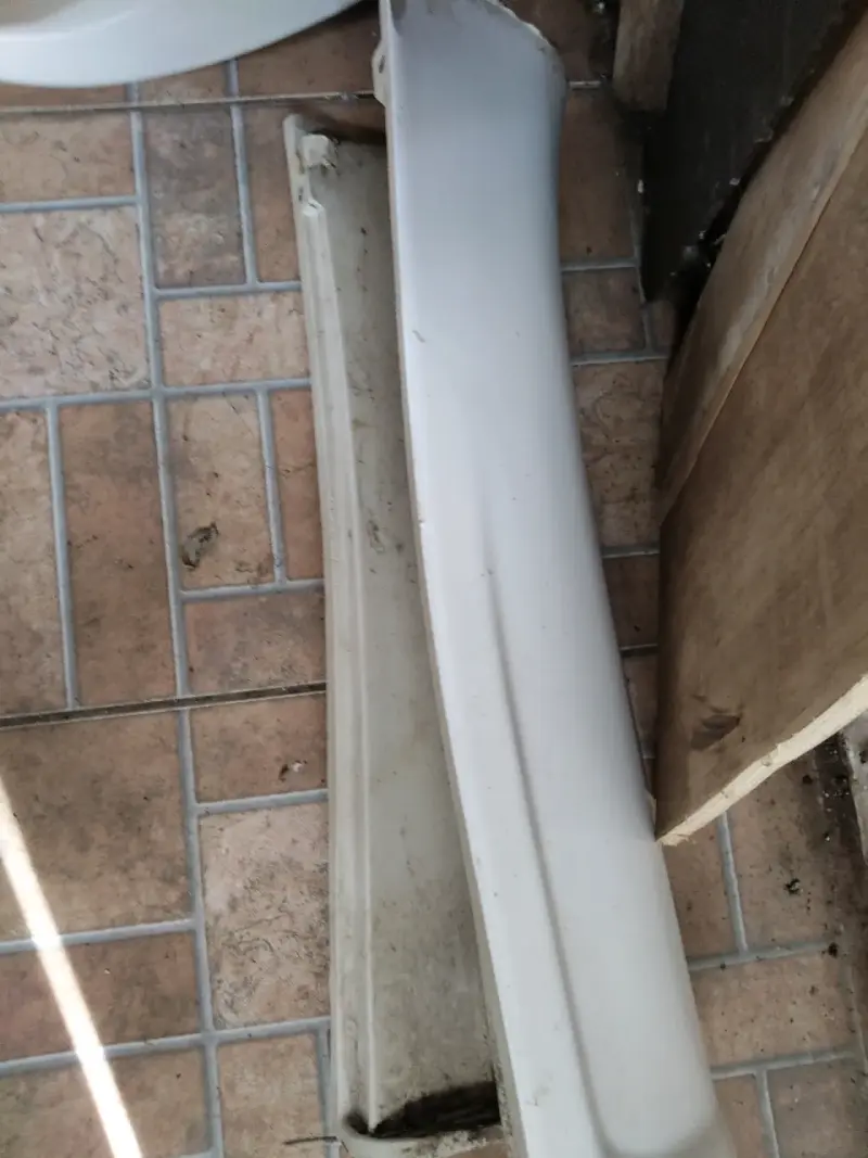 Conjunto de baño usado con tina, lavamanos y grifería - 1