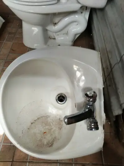 Conjunto de baño usado con tina, lavamanos y grifería - miniatura 2