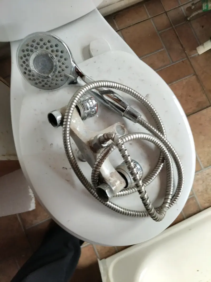 Conjunto de baño usado con tina, lavamanos y grifería - 3