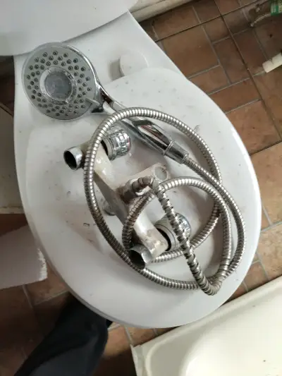 Conjunto de baño usado con tina, lavamanos y grifería - miniatura 3