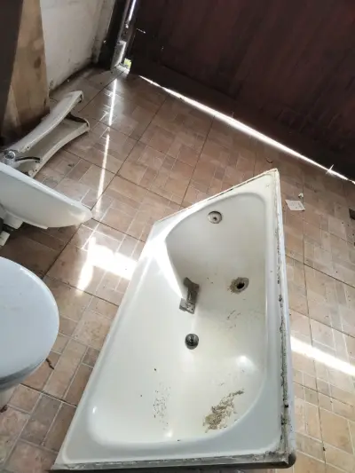 Conjunto de baño usado con tina, lavamanos y grifería - miniatura 4