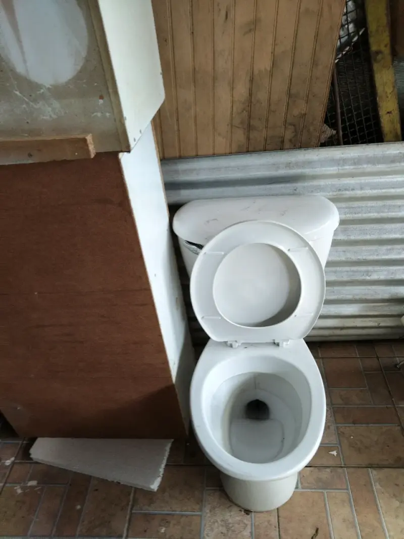 Conjunto de baño usado con tina, lavamanos y grifería - 5