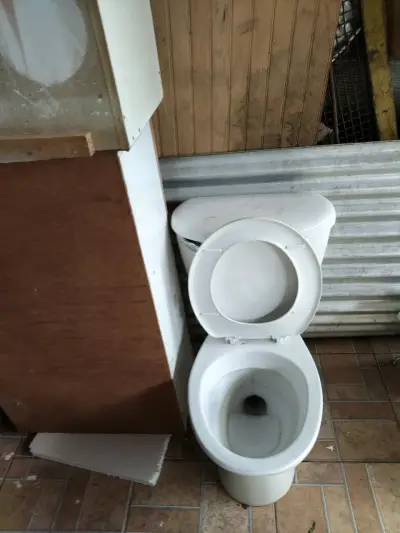 Conjunto de baño usado con tina, lavamanos y grifería - miniatura 5