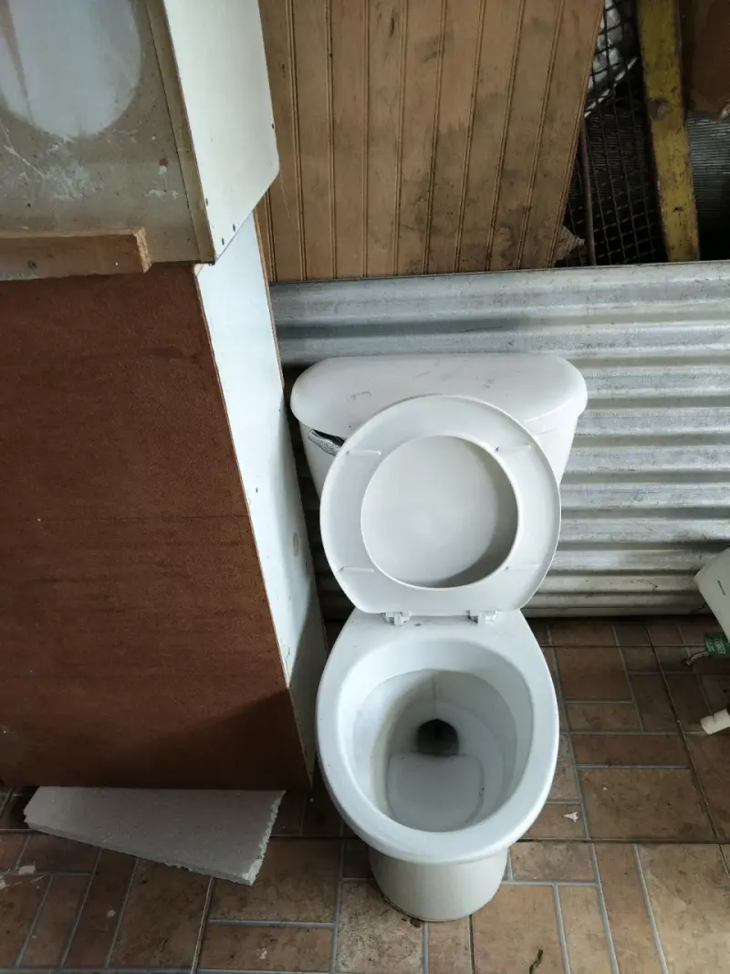 Conjunto de baño usado con tina, lavamanos y grifería - 6