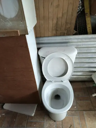Conjunto de baño usado con tina, lavamanos y grifería - miniatura 6