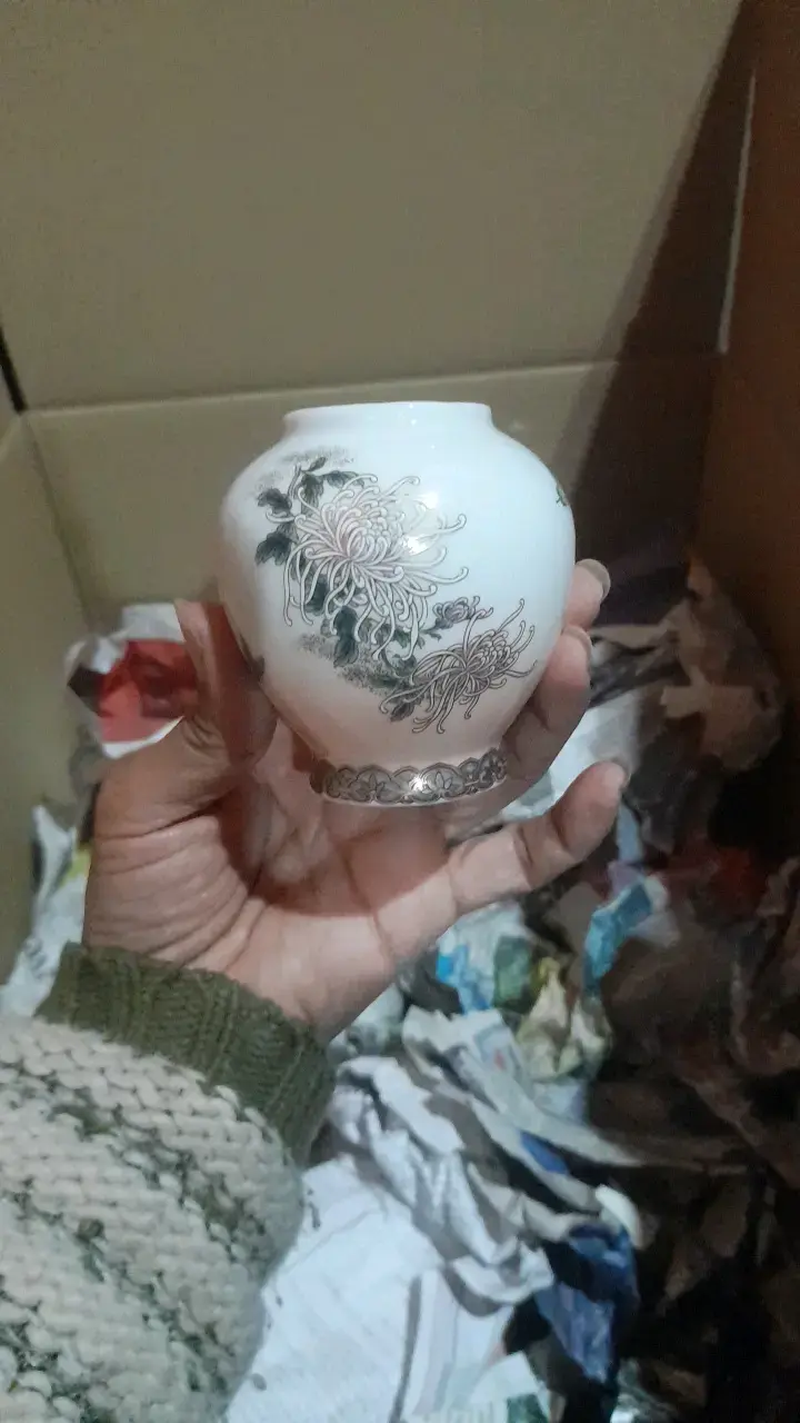 Pequeño jarrón decorativo de porcelana floral - 1