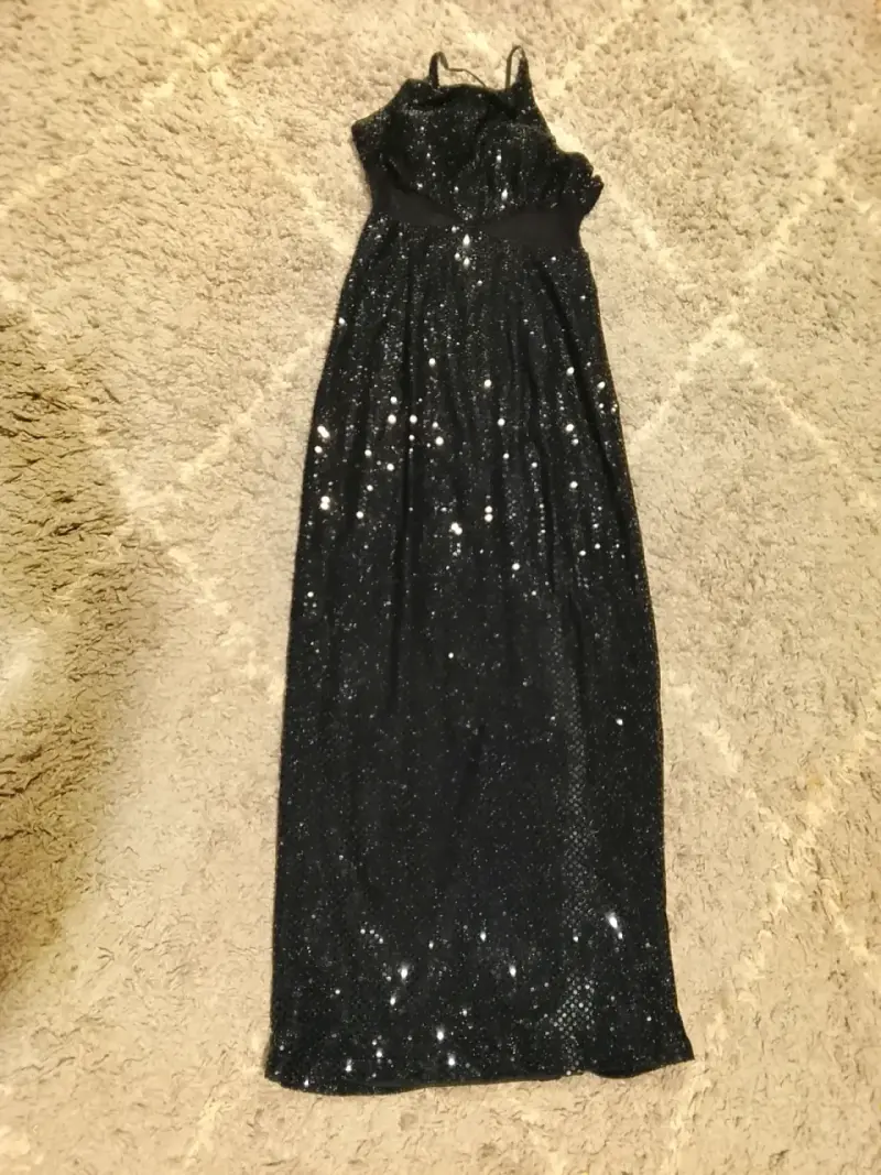 Vestido largo negro con lentejuelas elegante - 1