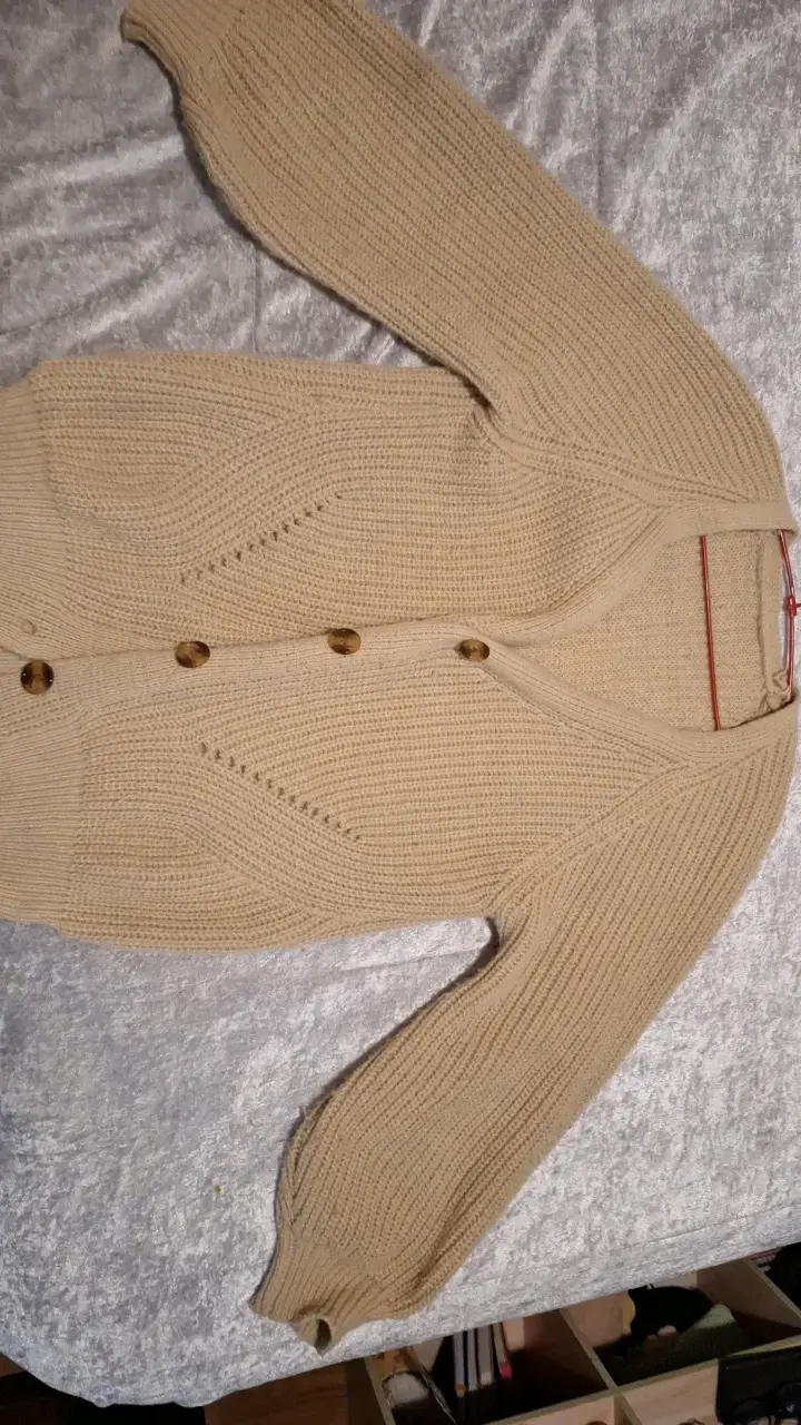 Cárdigan de punto beige para mujer