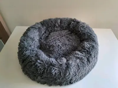 Cama para mascotas gris peluda y cómoda - miniatura 1