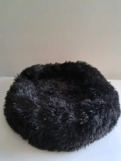 Cama para mascotas gris peluda y cómoda - miniatura 2