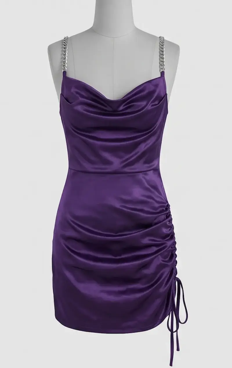 Vestido corto satinado morado,  tirantes de cadena