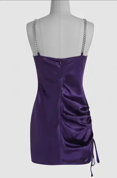 Vestido corto satinado morado,  tirantes de cadena - miniatura 2