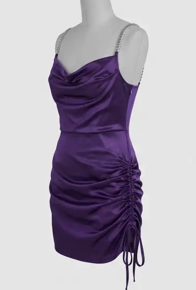 Vestido corto satinado morado,  tirantes de cadena - miniatura 3