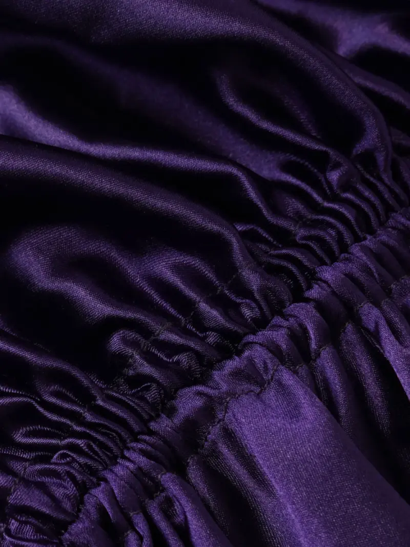 Vestido corto satinado morado, tirantes de cadena - 6