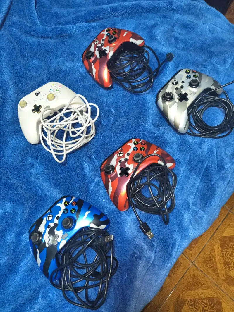 Controles para Xbox con diseño camuflado y cable
