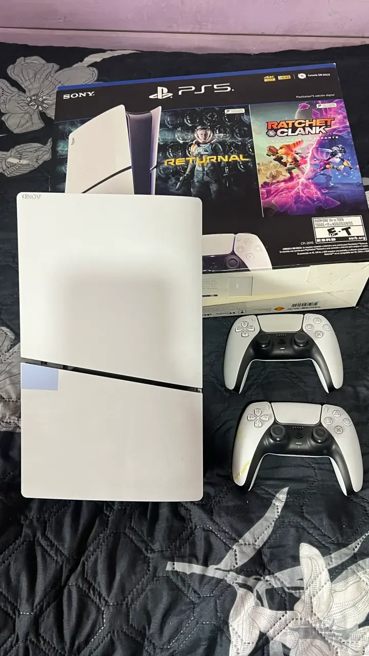 Consola PS5 digital 1tb con dos controles - 1