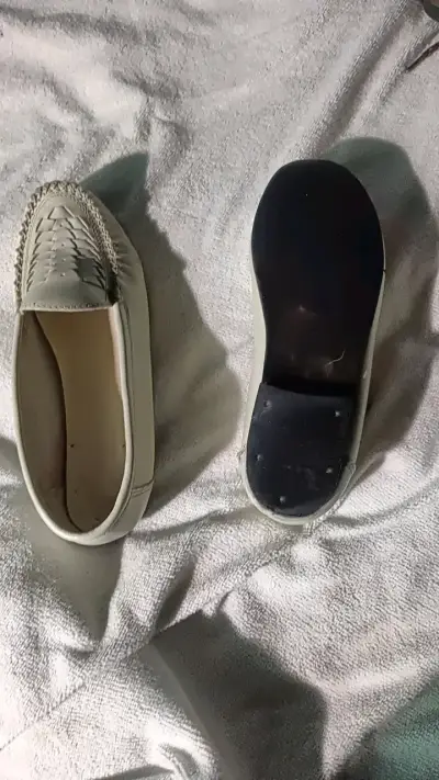 Zapatos mocasines blancos de cuero para mujer - miniatura 2