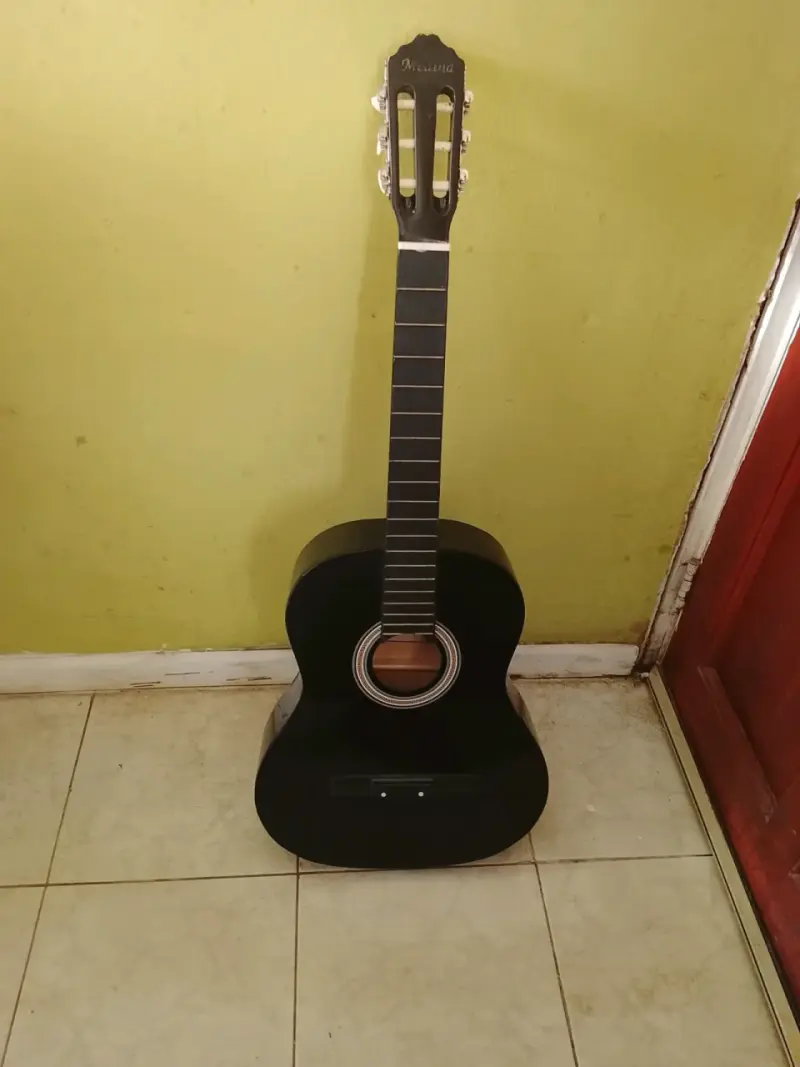 Guitarra acústica negra marca Manna - 1